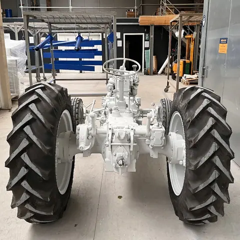Traktor in Grau grundiert