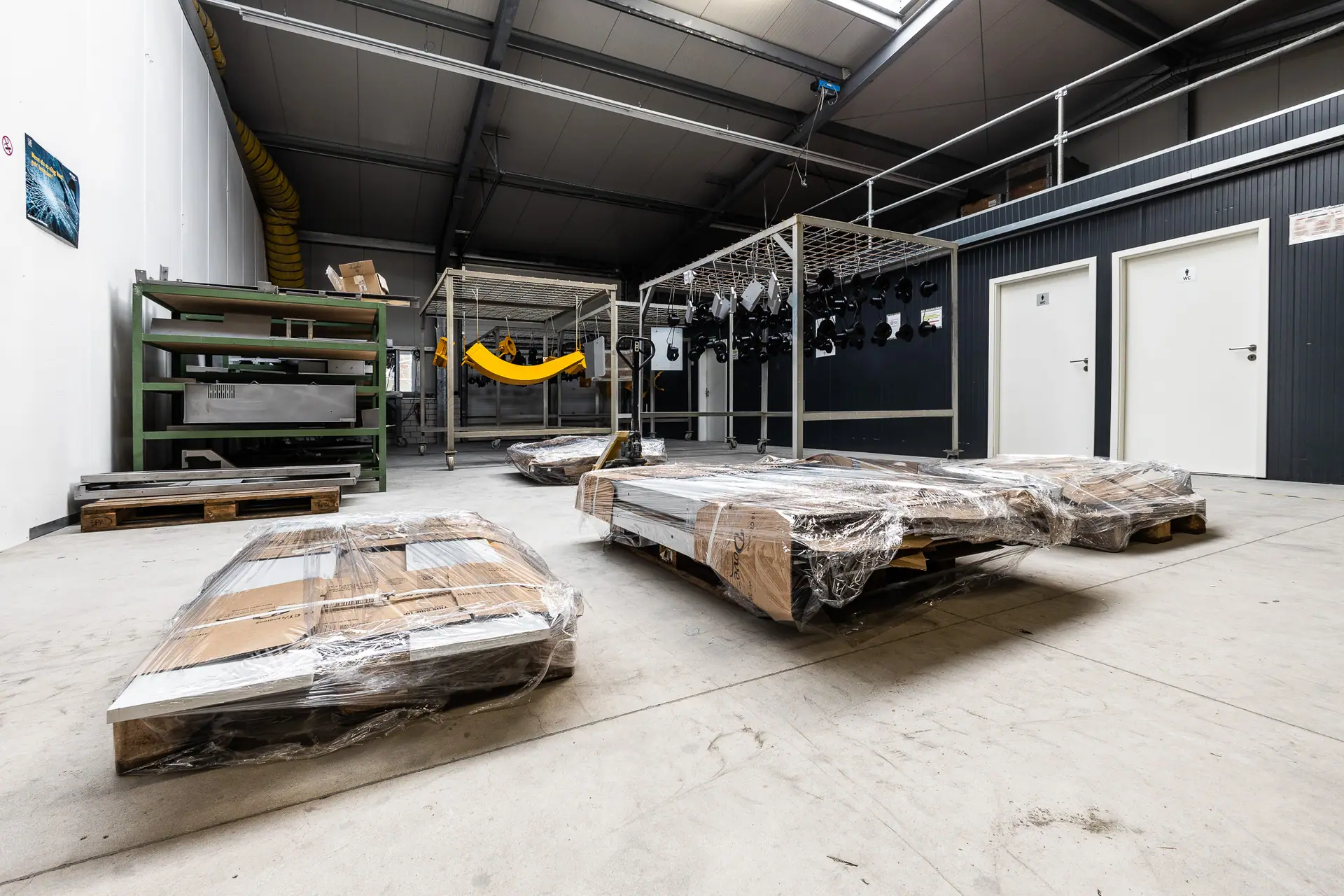 Die Halle von MK Lack im Industriegebiet Edewecht mit Lackierkabine
